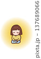 目を瞑って静かに瞑想する、かわいい女の子 目を瞑って静かに瞑想する、かわいい女の子 137689066