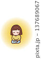 目を瞑って静かに瞑想する、かわいい女の子 目を瞑って静かに瞑想する、かわいい女の子 137689067