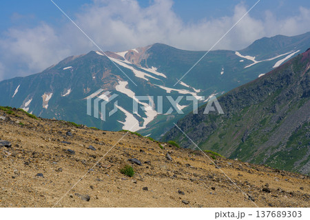 日本百名山 旭岳の山頂から望む大雪山の山岳風景 137689303