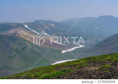 日本百名山 旭岳の山頂から望む大雪山の山岳風景 日本百名山 旭岳の山頂から望む大雪山の山岳風景 137689304