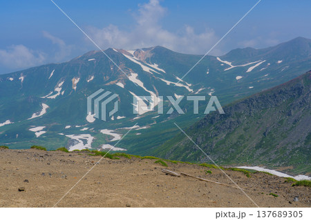 日本百名山 旭岳の山頂から望む大雪山の山岳風景 137689305