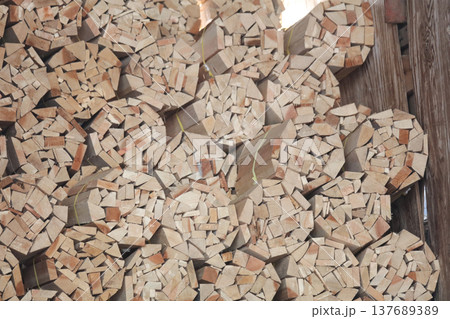 束ねた薪 137689389