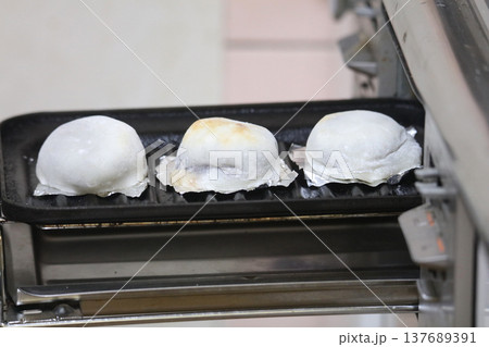 大福を焼く様子 大福を焼く様子 137689391