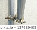単管パイプを固定する直交クランプと錆びたボルト 137689405