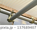 単管パイプの屋根骨組みと垂木止めクランプ・直交クランプの連結構造 137689407