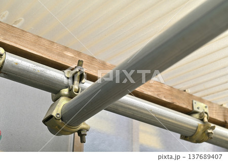 単管パイプの屋根骨組みと垂木止めクランプ・直交クランプの連結構造 137689407
