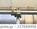 単管パイプの接合部と垂木止めクランプの固定構造（正面・クローズアップ） 137689408