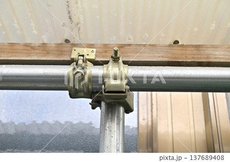 単管パイプの接合部と垂木止めクランプの固定構造（正面・クローズアップ） 137689408