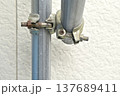 建設現場の足場用単管パイプと自在クランプの横構図アップ 137689411