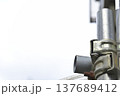 建設現場の単管パイプと直交クランプのアップ（錆びたボルト） 137689412