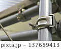 単管パイプのクランプ固定（建築足場・DIY） 137689413