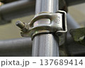 単管パイプ固定用クランプの接写 規格刻印とボルトの質感 137689414