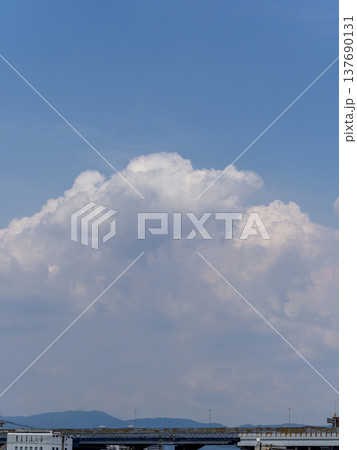 夏の空に浮かぶ積乱雲 夏の空に浮かぶ積乱雲 137690131
