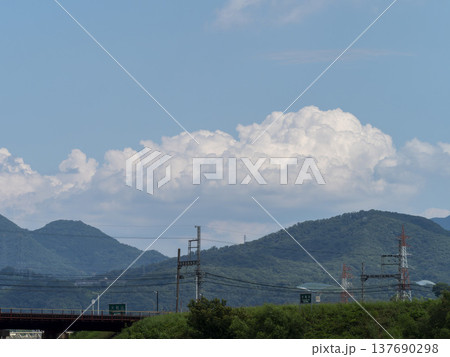 夏の二上山と積乱雲 夏の二上山と積乱雲 137690298