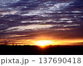 山並みに昇る朝日とドラマチックな雲 137690418