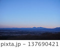 栃木・大田原の冬の朝｜雪山と田園風景 137690421