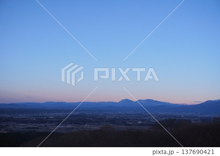栃木・大田原の冬の朝|雪山と田園風景 栃木・大田原の冬の朝|雪山と田園風景 137690421
