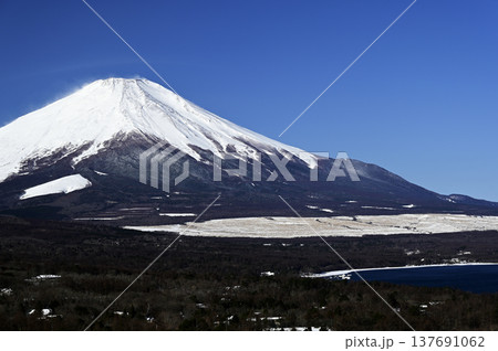 3月、山中湖明神山の風景 (撮影地：山中湖明神山パノラマ台付近) 137691062