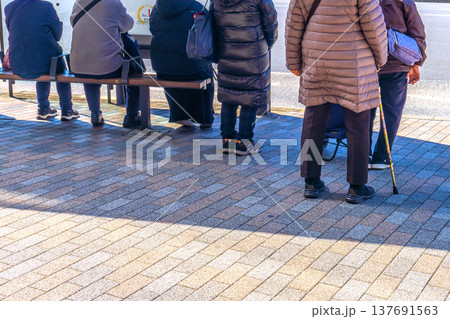 日本の横浜都市景観杖の高齢女性(マスク姿)。バス停でバスを待つ高齢者ら…人生とは＝横浜市内（新羽駅） 137691563