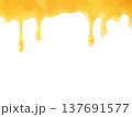 はちみつフレーム　黄金色のはちみつが垂れるフレーム 137691577
