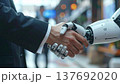 ロボットと握手 137692020