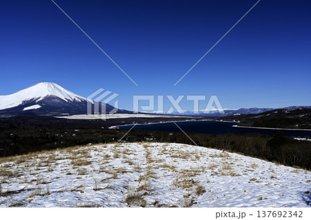 3月、山中湖明神山の風景 (撮影地:山中湖明神山パノラマ台付近) 3月、山中湖明神山の風景 (撮影地:山中湖明神山パノラマ台付近) 137692342