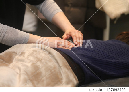 ボディケアの施術をする女性 ボディケアの施術をする女性 137692462