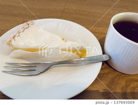 レモンチーズタルトと紅茶 レモンチーズタルトと紅茶 137693009