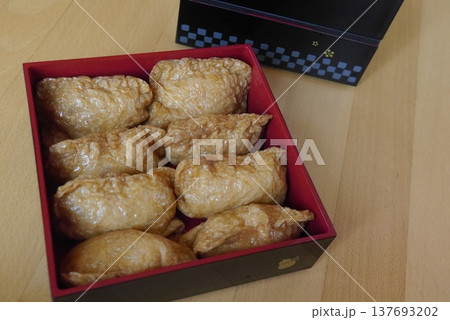 重箱に入れたいなり寿司 重箱に入れたいなり寿司 137693202