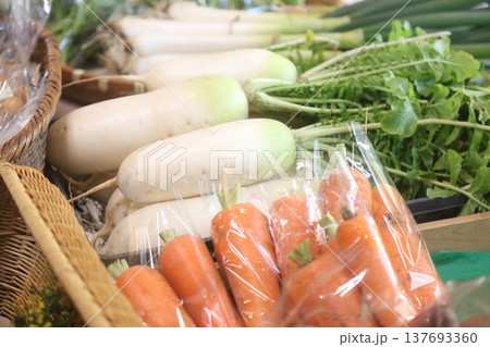 野菜を販売する様子 137693360
