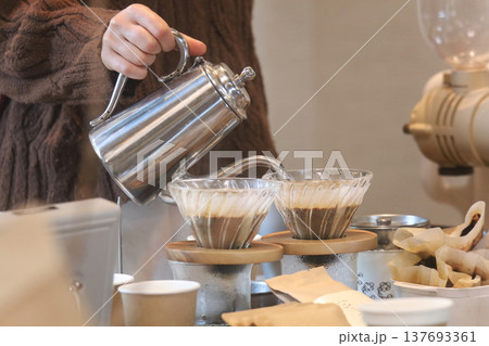 コーヒーを淹れる女性 137693361