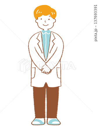 前で腕を組む医師 137693391