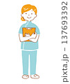 ファイルを持つ看護師のイラスト 137693392
