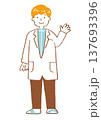 白衣の医者の全身 137693396