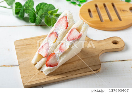 苺サンドウィッチ 苺サンドウィッチ 137693407