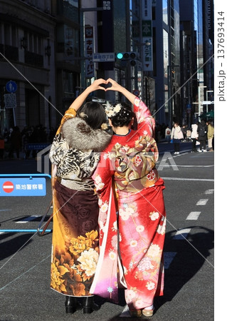 成人式で振袖を着た女性 137693414