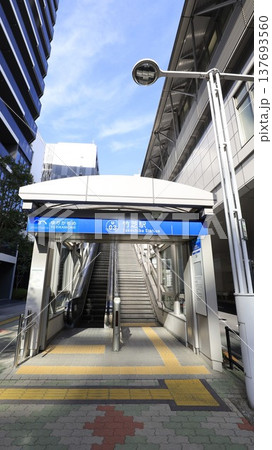 ゆりかもめの竹芝駅2A出口、エスカレーターが設置 ゆりかもめの竹芝駅2A出口、エスカレーターが設置 137693560