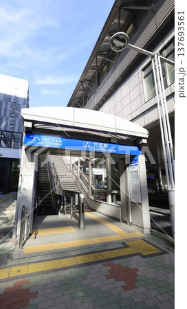 ゆりかもめの竹芝駅2A出口、エスカレーターが設置 137693561