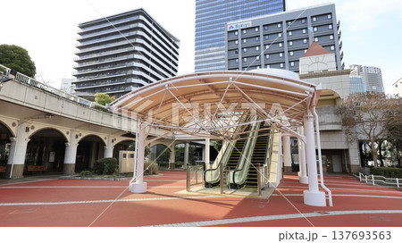 ゆりかもめの竹芝駅から竹芝客船ターミナル中央広場に降りるエスカレーター出口 ゆりかもめの竹芝駅から竹芝客船ターミナル中央広場に降りるエスカレーター出口 137693563