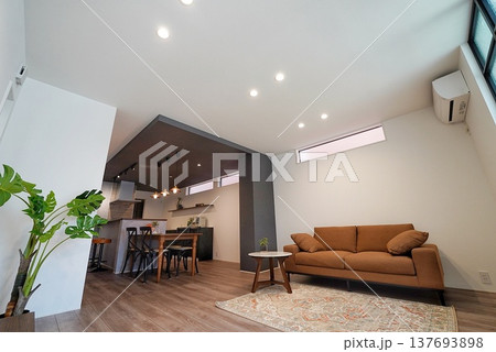 明るいリビングのある平屋建てのコンパクトハウス 137693898