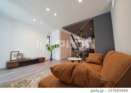 明るいリビングのある平屋建てのコンパクトハウス 137693899