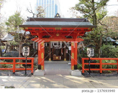 東京都港区！愛宕神社の神門・丹塗りの門 137693940