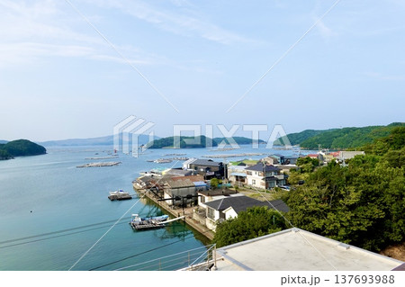 伊勢志摩　本浦温泉　生浦湾に牡蠣養殖筏が浮かぶ風景　三重県鳥羽市 137693988