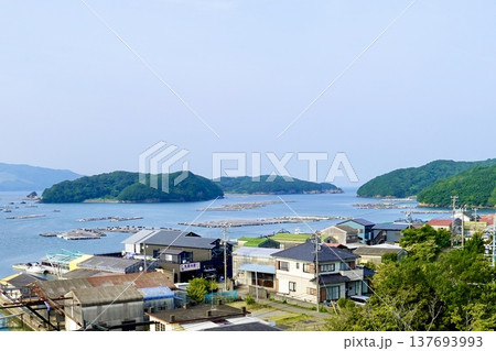 伊勢志摩　本浦温泉　生浦湾に牡蠣養殖筏が浮かぶ風景　三重県鳥羽市 137693993