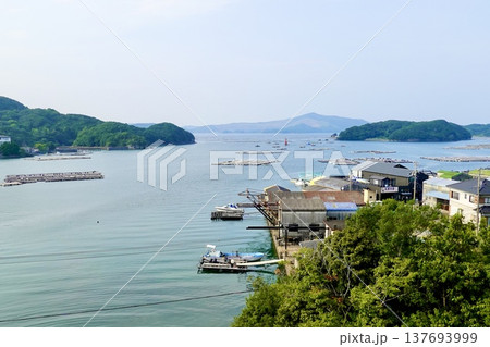 伊勢志摩　本浦温泉　生浦湾に牡蠣養殖筏が浮かぶ風景　三重県鳥羽市 137693999