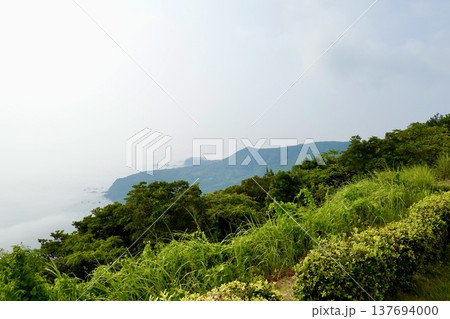 伊勢志摩　パールロード　展望台Aから海霧に霞む海岸線を見た風景　三重県鳥羽市 137694000