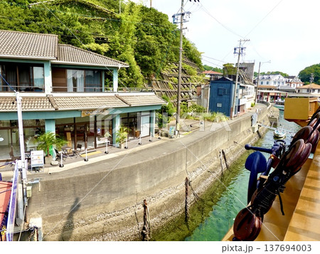 伊勢志摩　英虞湾クルーズ船から見える賢島港の岸壁の風景　三重県志摩市 137694003