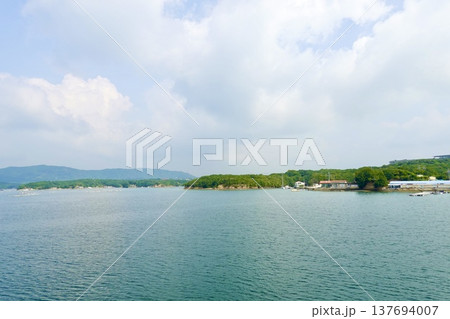 伊勢志摩 英虞湾クルーズ船から見える凪いだ海面と島々の風景 三重県志摩市 伊勢志摩 英虞湾クルーズ船から見える凪いだ海面と島々の風景 三重県志摩市 137694007