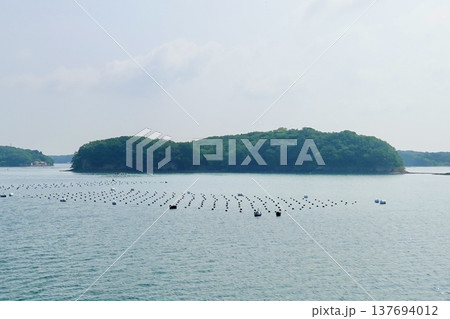 伊勢志摩　英虞湾クルーズ船から見える凪いだ海面と島々の風景　三重県志摩市 137694012