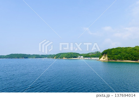 伊勢志摩 英虞湾クルーズ船から見える凪いだ海面と島々の風景 三重県志摩市 伊勢志摩 英虞湾クルーズ船から見える凪いだ海面と島々の風景 三重県志摩市 137694014